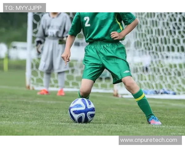 球星在绿茵场上展示原地接球技巧全面解析与细节动作赏析 球星在绿茵场上展示原地接球技巧全面解析与细节动作赏析